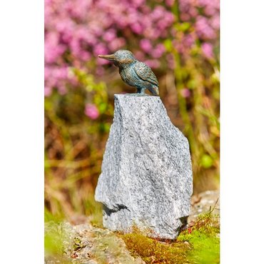 Eisvogel auf Granit (Flügel zu) 